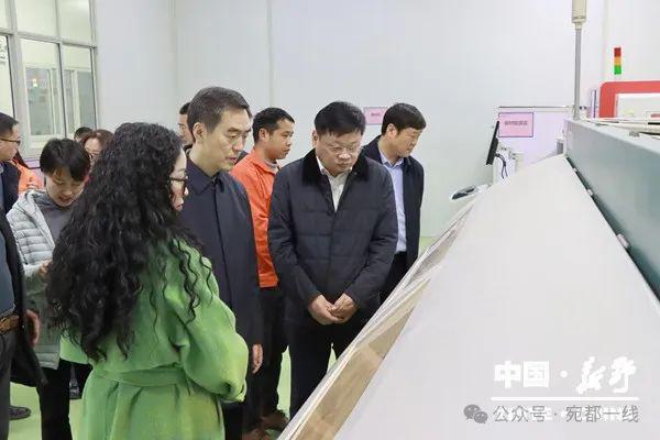 河南省工業(yè)和信息化廳到新野調研企業(yè)重大技術裝備研發(fā)生產與推廣應用、智能制造等情況(圖2)
