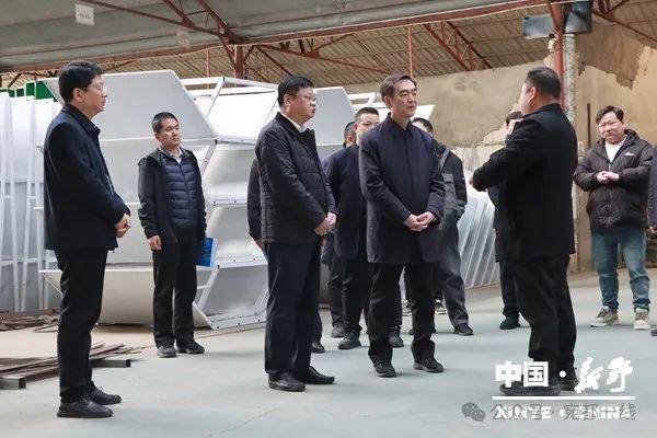 河南省工業(yè)和信息化廳到新野調研企業(yè)重大技術裝備研發(fā)生產與推廣應用、智能制造等情況(圖3)